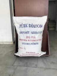 Diyatom, İngilizce Diatomit, Almanca  Kizelkur, Fransızca Celit, Danimarkaca, DE ve Erath, Diatom, Diyatome, Türkçe, Kil, Çürük Kil, Silis ve Pekmez Toprağı Adı ile Bu Toprak Bilinmekte.