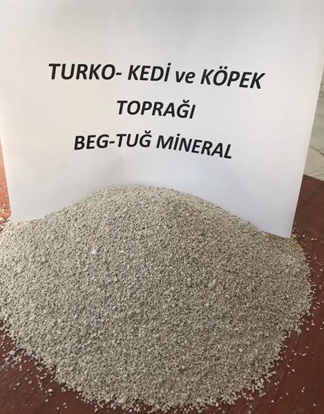 ( Diyatomlu Altlık Toprak )  Nem ve Kokuyu Alır Kaşıntı Uyuz Bit Pire Kene Cilt Yarası Mantarı ve Benzeri Haşereleri Hayvanlarda Uzaklaştıran Zehirsiz ve Kokusuz Doğal Bir Topraktır. İlaç Değil. Toprağımız Yüz Yılar Önce Bir Arada Birbirine Karışmış Bir 